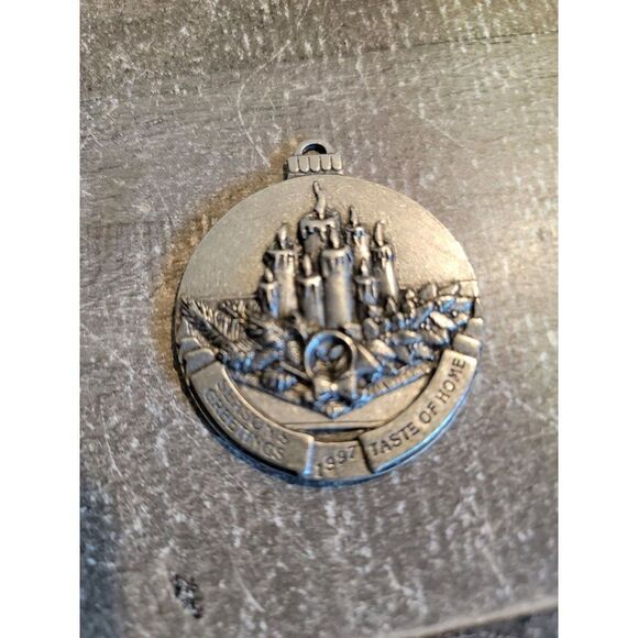 Season greetings 1997 Taste of Home metal ornament Xmas decor - Picture 1 of 3
